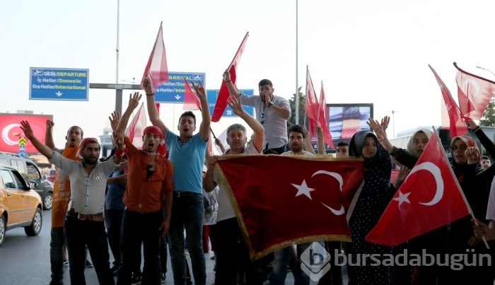 Halk darbeye karşı ayakta