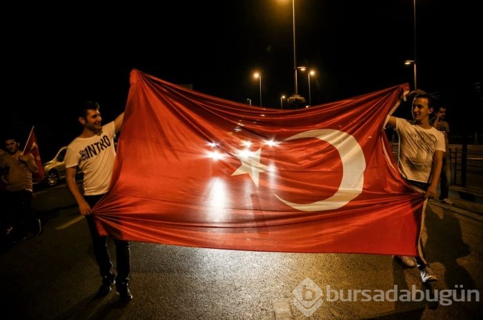 Halk darbeye karşı ayakta