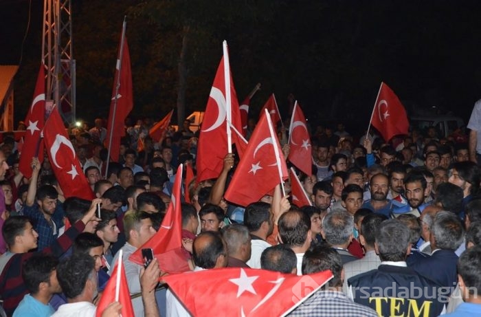 Halk darbeye karşı ayakta