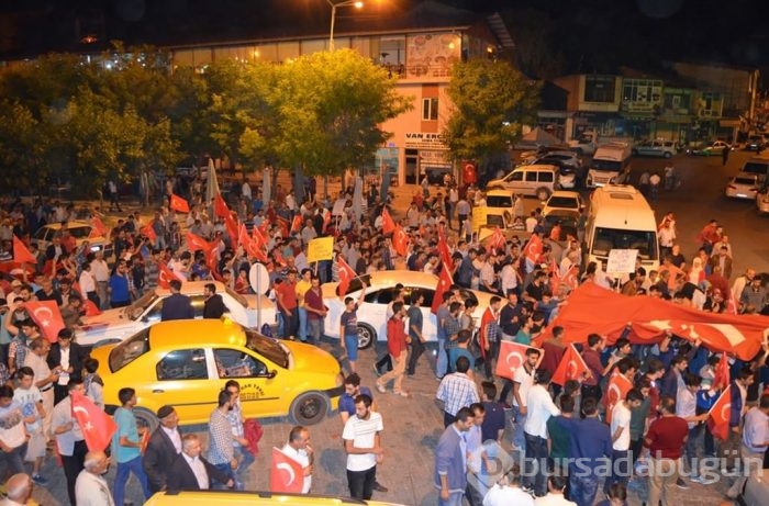 Halk darbeye karşı ayakta