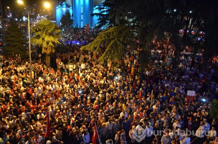 Halk darbeye karşı ayakta