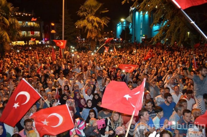 Halk darbeye karşı ayakta