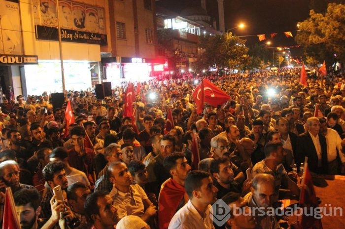 Halk darbeye karşı ayakta