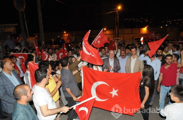 Halk darbeye karşı ayakta