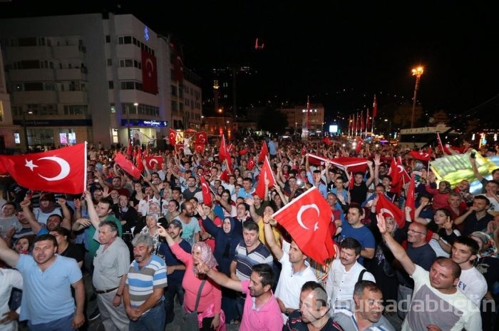 Halk darbeye karşı ayakta