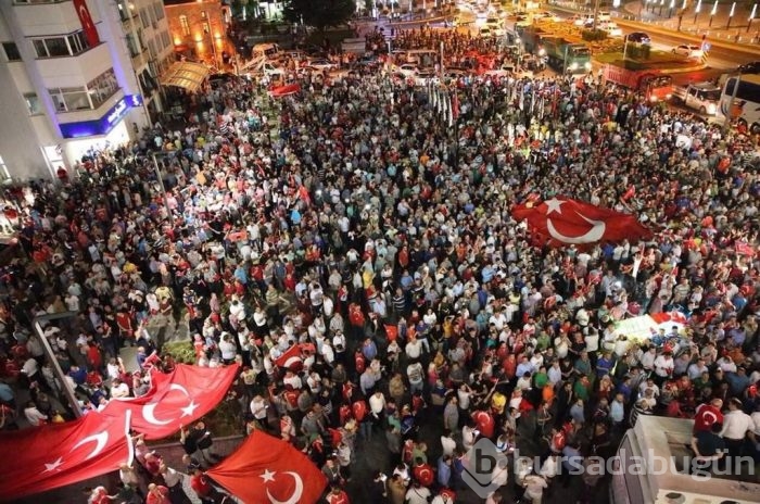 Halk darbeye karşı ayakta