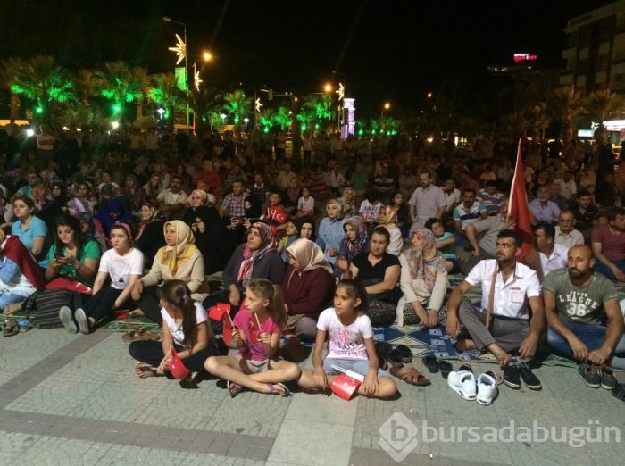 Halk darbeye karşı ayakta