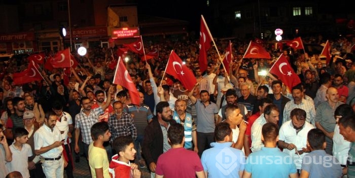 Halk darbeye karşı ayakta