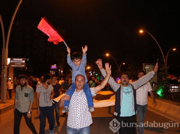 Halk darbeye karşı ayakta