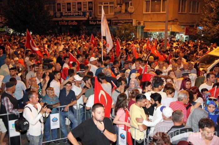 Halk darbeye karşı ayakta