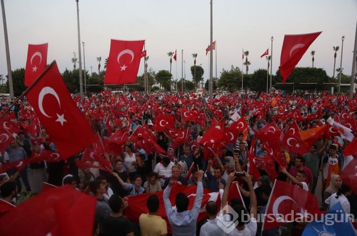 Halk darbeye karşı ayakta