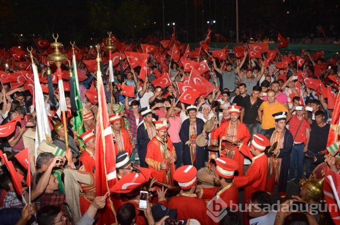 Halk darbeye karşı ayakta
