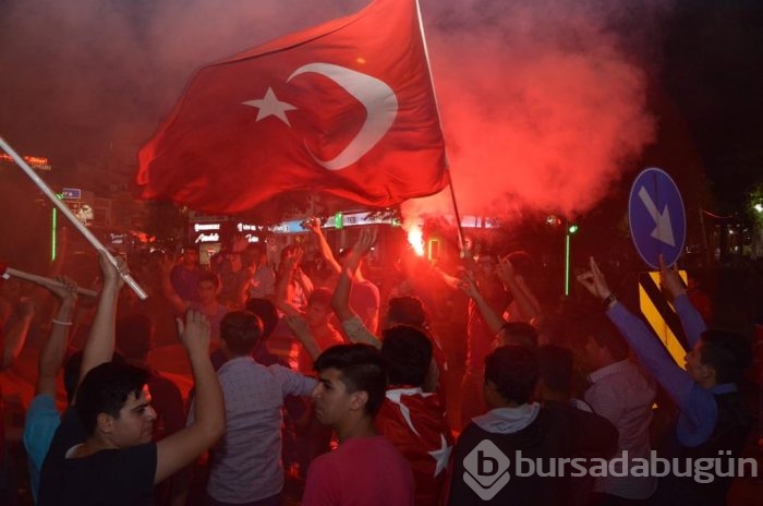 Halk darbeye karşı ayakta
