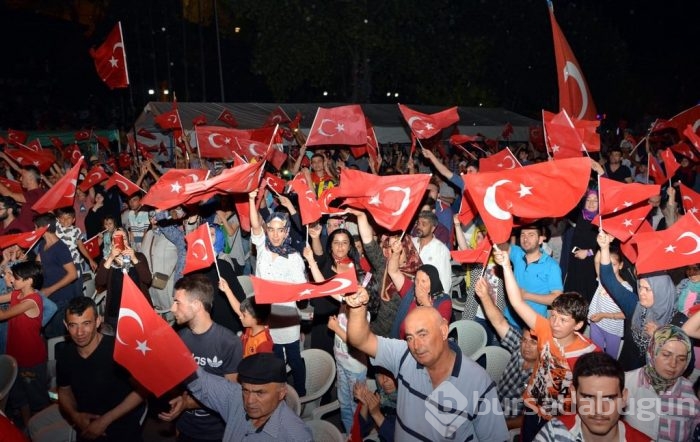 Halk darbeye karşı ayakta