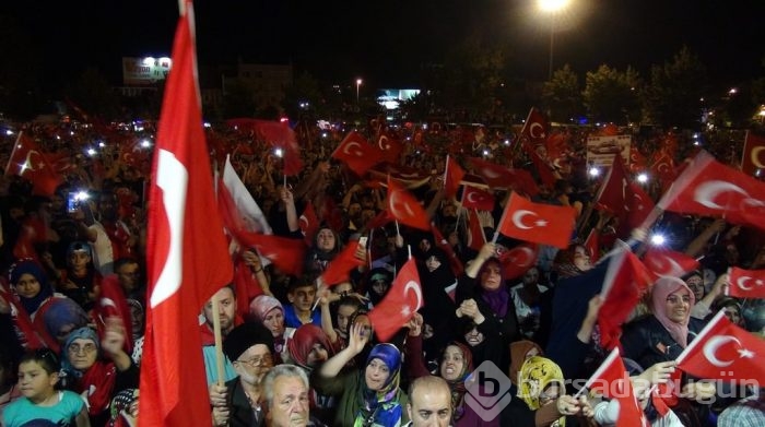 Halk darbeye karşı ayakta
