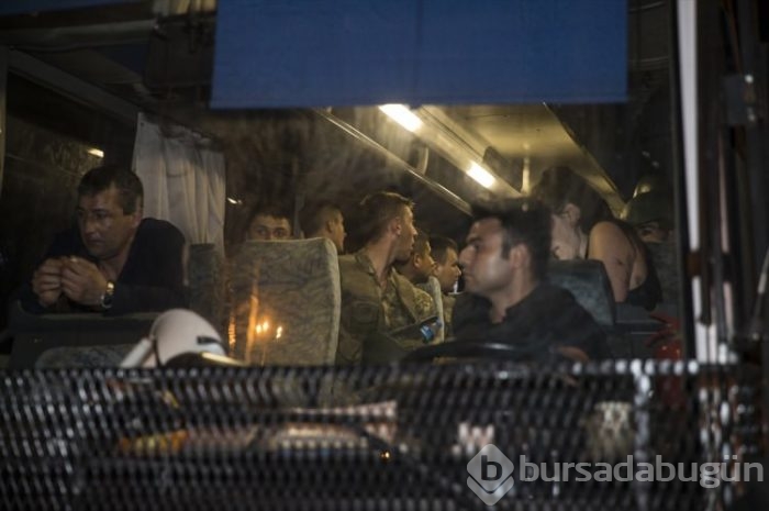 Darbeci rütbeli askerlerin tutuklanma anı