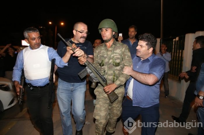 Darbeci rütbeli askerlerin tutuklanma anı