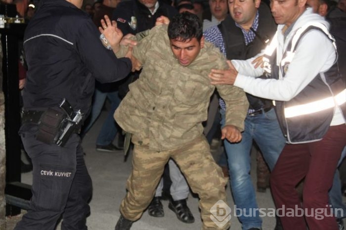Darbeci rütbeli askerlerin tutuklanma anı