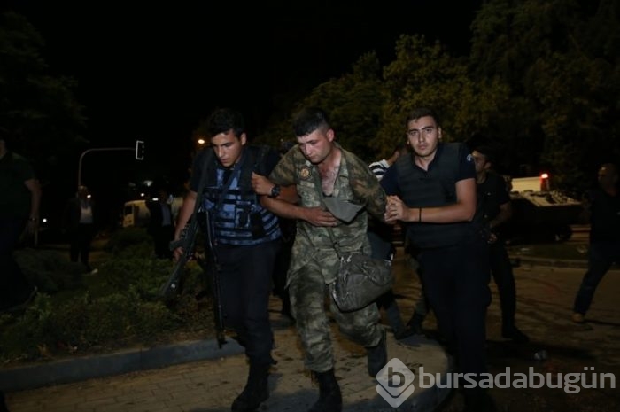 Darbeci rütbeli askerlerin tutuklanma anı