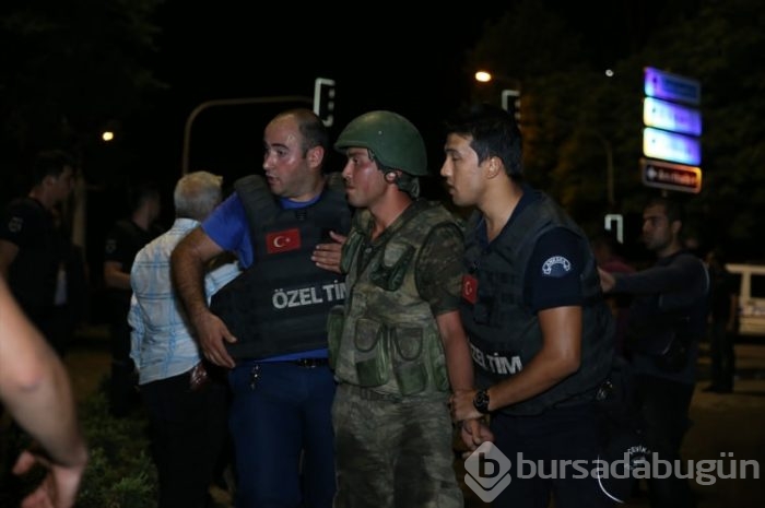 Darbeci rütbeli askerlerin tutuklanma anı