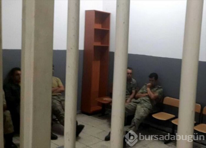 Darbeci rütbeli askerlerin tutuklanma anı