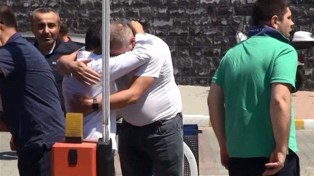 Adli tıp önünde beklediler
