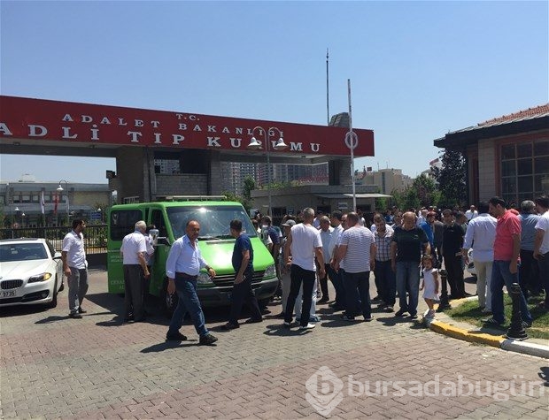 Adli tıp önünde beklediler