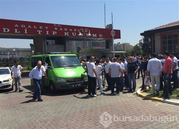 Adli tıp önünde beklediler