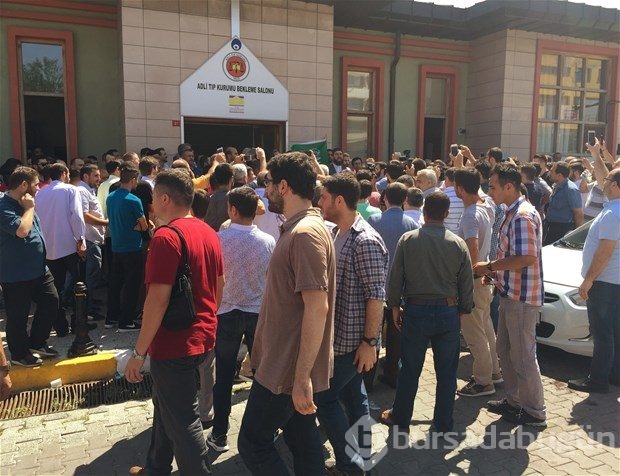 Adli tıp önünde beklediler