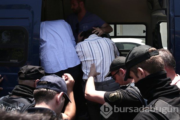 Darbeci askerler komşuda mahkeme karşısında