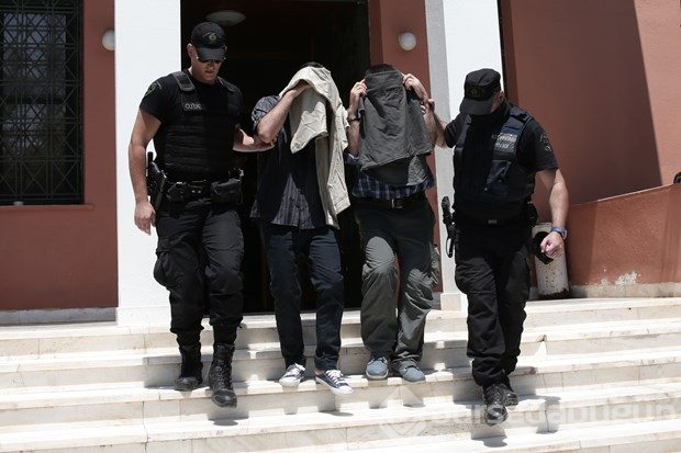 Darbeci askerler komşuda mahkeme karşısında