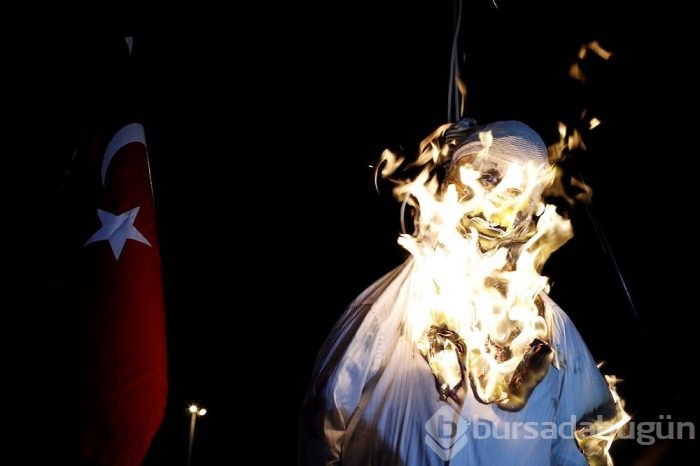 Taksim Meydanı'nda poster yaktılar!