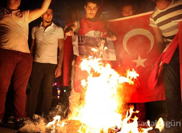 Taksim Meydanı'nda poster yaktılar!