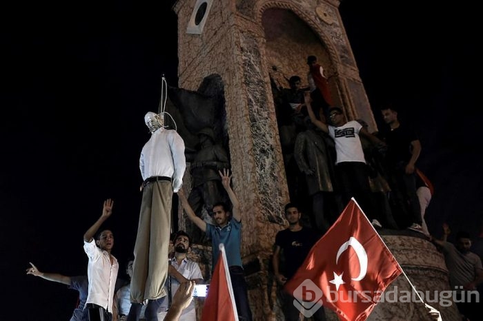 Taksim Meydanı'nda poster yaktılar!