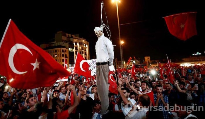 Taksim Meydanı'nda poster yaktılar!