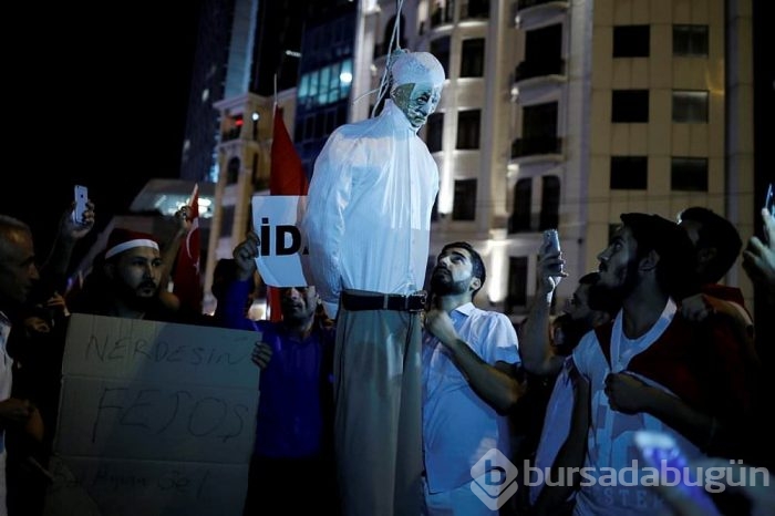 Taksim Meydanı'nda poster yaktılar!