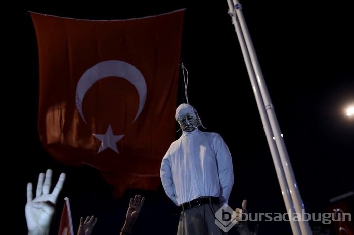 Taksim Meydanı'nda poster yaktılar!