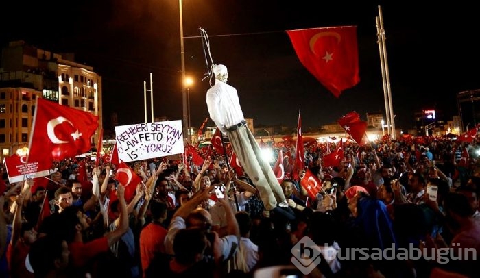 Taksim Meydanı'nda poster yaktılar!