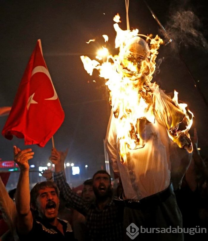 Taksim Meydanı'nda poster yaktılar!