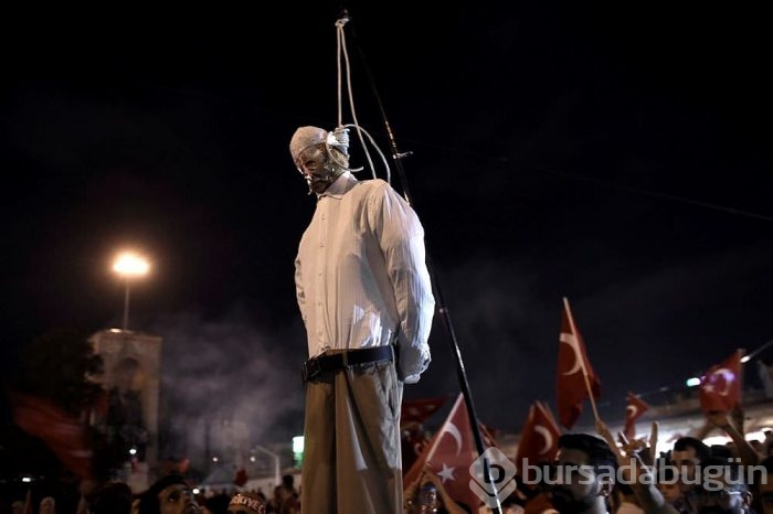 Taksim Meydanı'nda poster yaktılar!