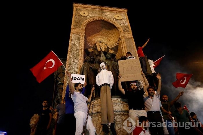 Taksim Meydanı'nda poster yaktılar!