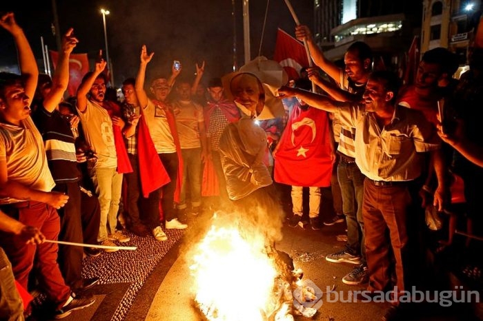 Taksim Meydanı'nda poster yaktılar!
