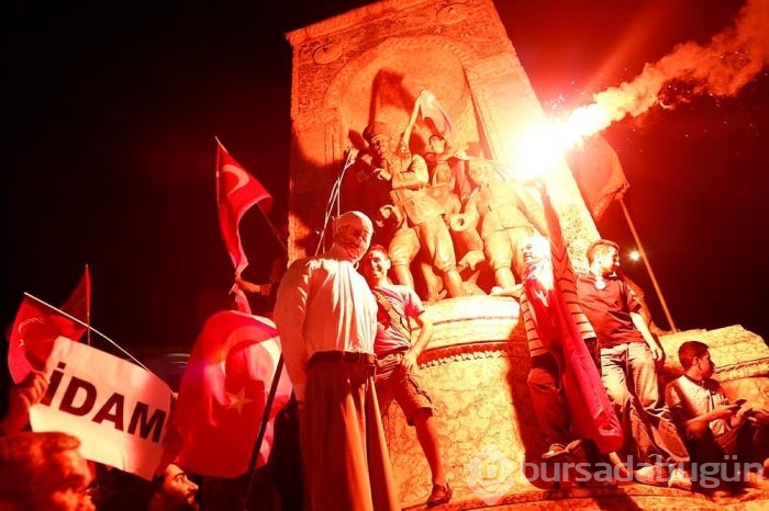 Taksim Meydanı'nda poster yaktılar!