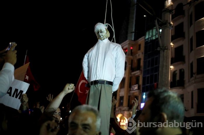 Taksim Meydanı'nda poster yaktılar!