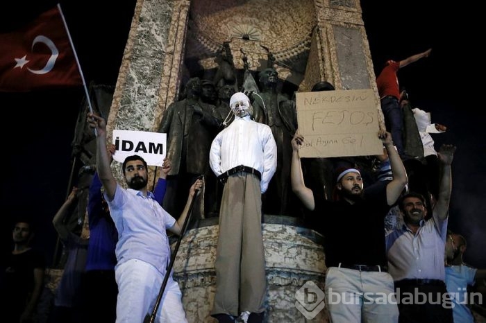 Taksim Meydanı'nda poster yaktılar!