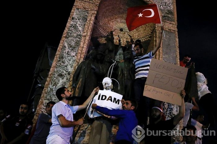 Taksim Meydanı'nda poster yaktılar!