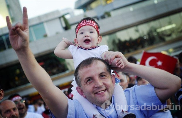 Taksim'de demokrasi nöbeti sürüyor