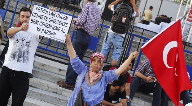 Taksim'de demokrasi nöbeti sürüyor