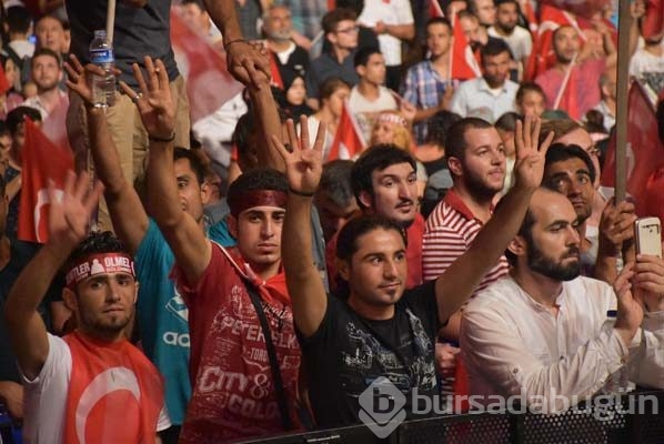 Taksim'de demokrasi nöbeti sürüyor