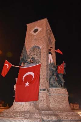 Taksim'de demokrasi nöbeti sürüyor